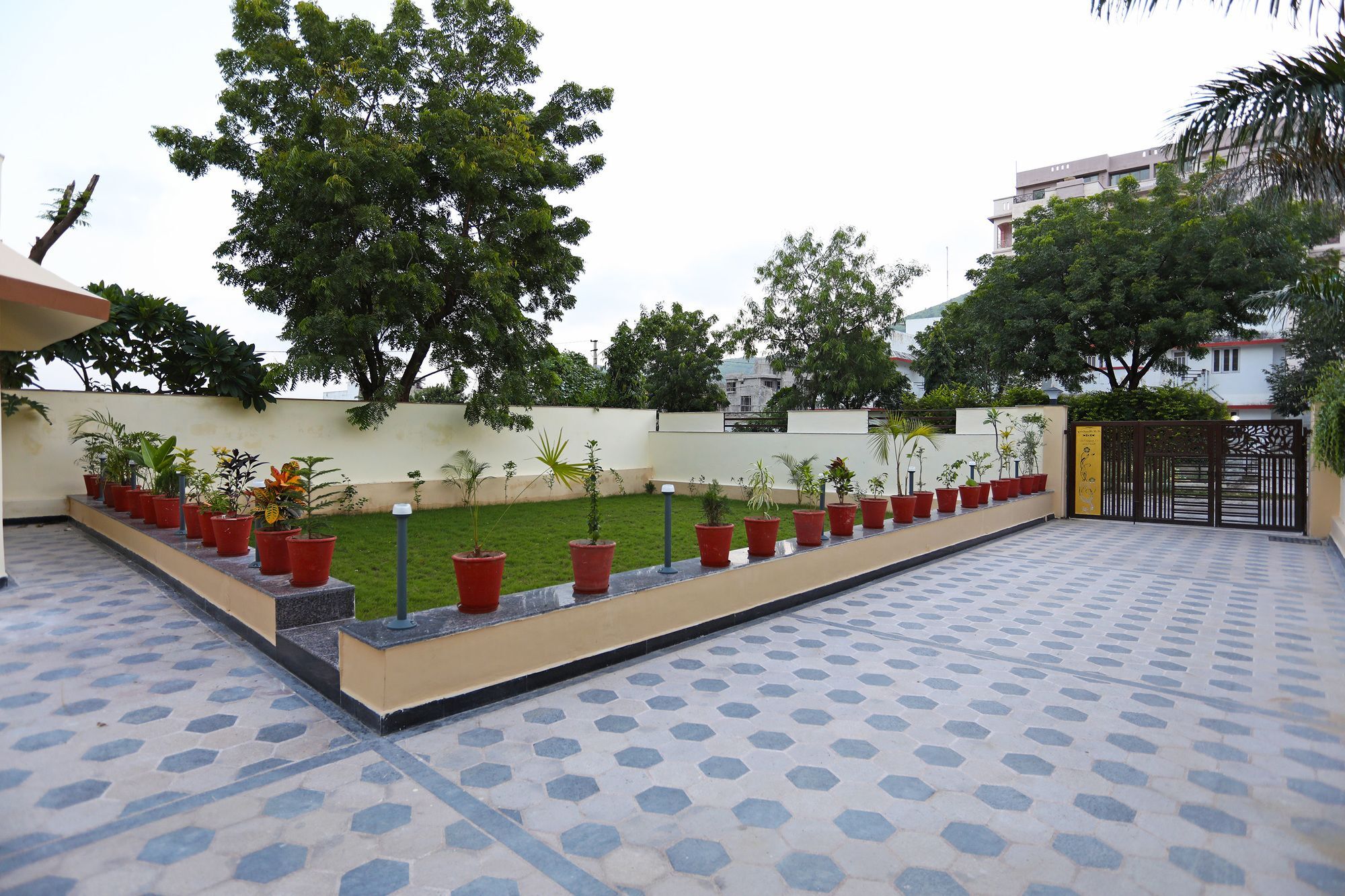 Oyo 9428 Hill View Room Goverdhan Vilas Udaipur Exterior foto